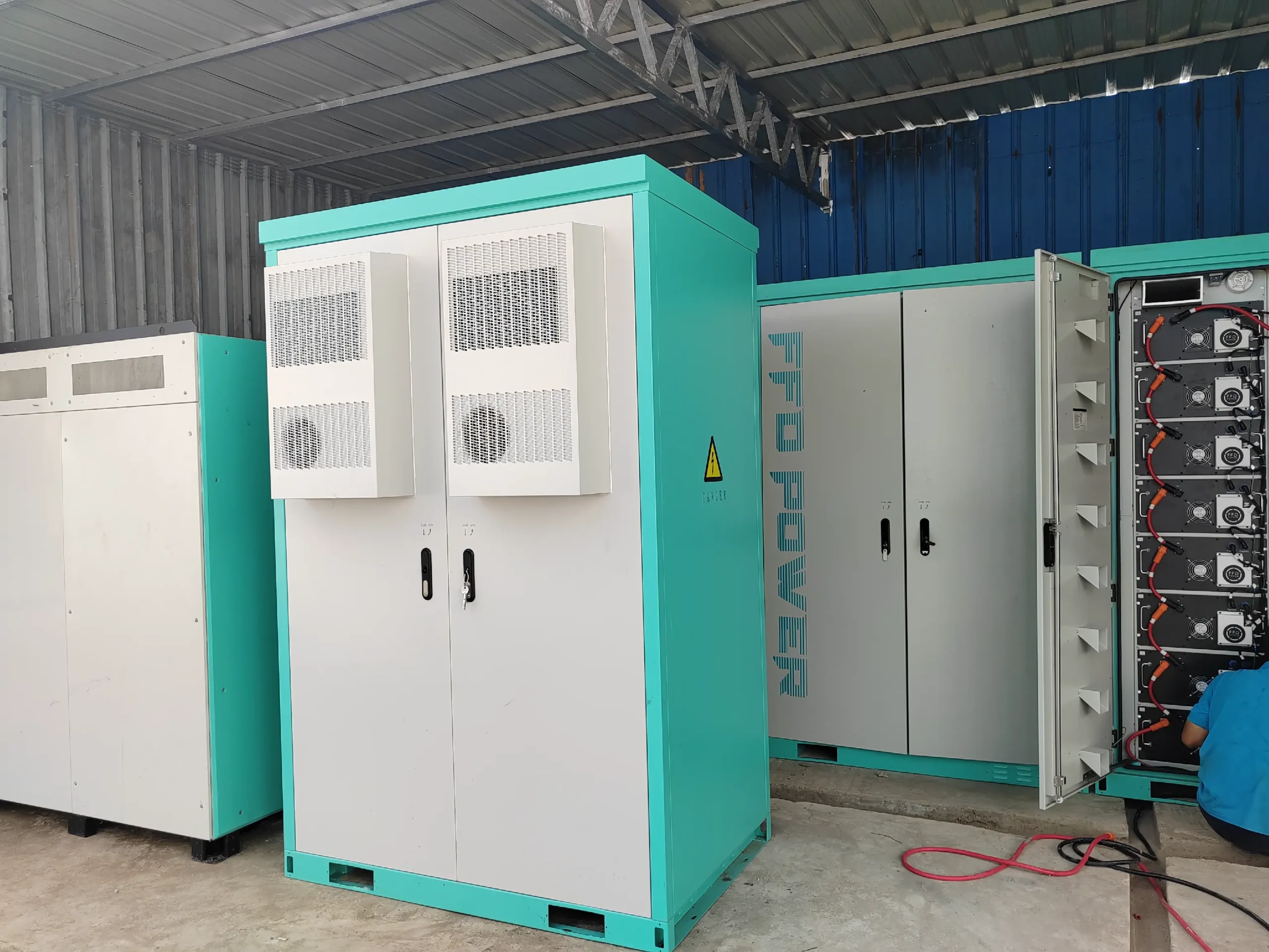 BESS für Microgrid in Myanmar Galaxy233L-AIO-2H All-in-One-Schränke verwendet zum Aufbau eines 875kW 1631kWh nahtlosen Umschaltsystems