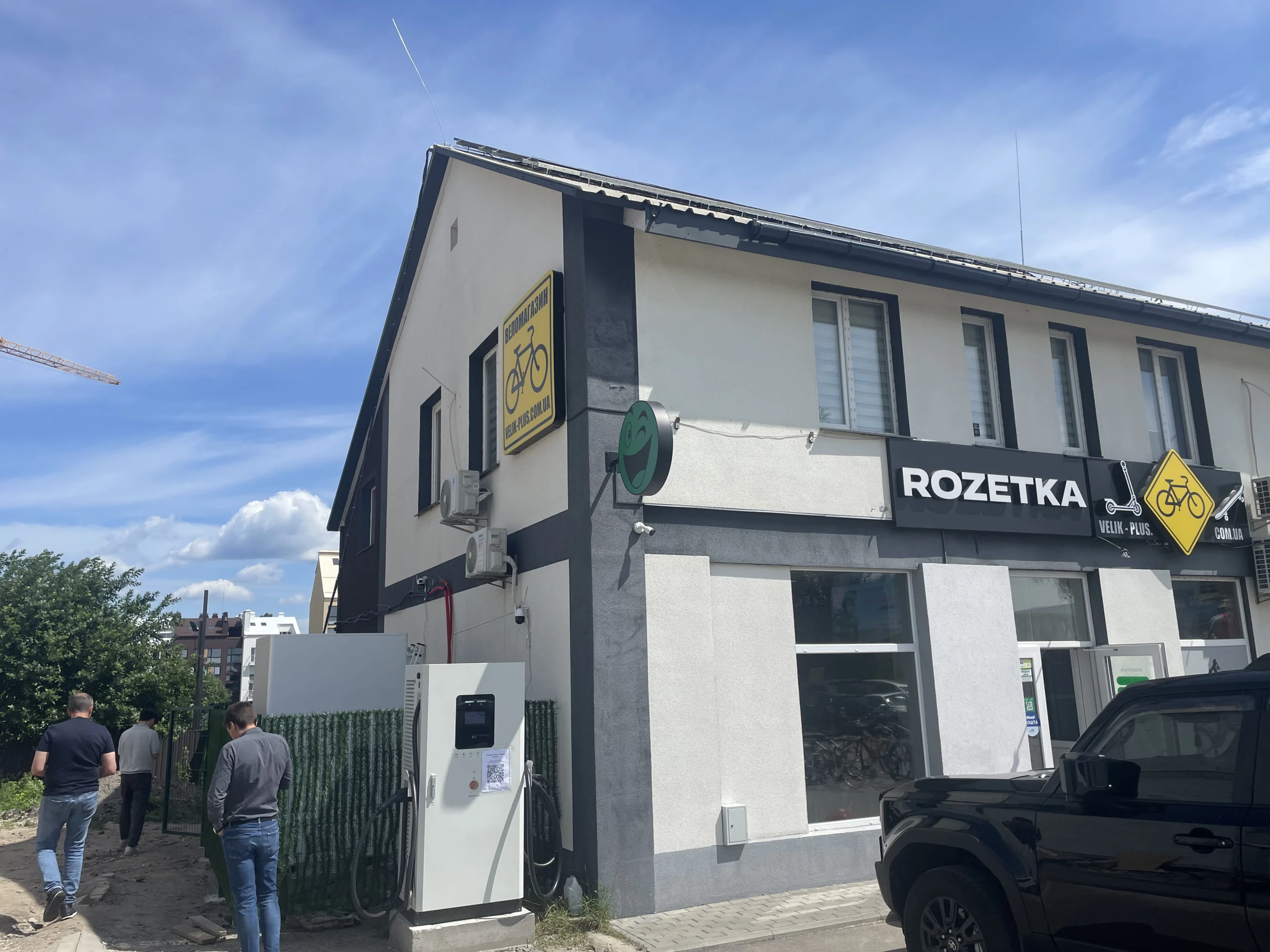 Installation einer E-Ladestation an einem ukrainischen Projektstandort neben einem Gewerbegebäude, mit einer 100kW/261kWh Solar-plus-Speicher-Ladeeinrichtung.