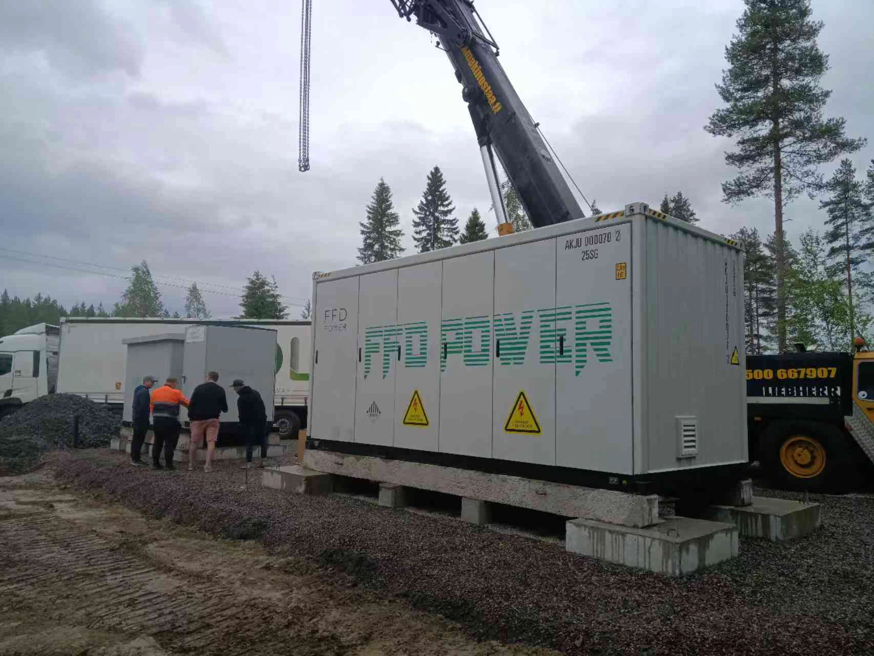 EMS-gesteuerter BESS-Betrieb für Frequenzregelung, Lastspitzenkappung und Energiearbitrage in finnischen Reservemärkten