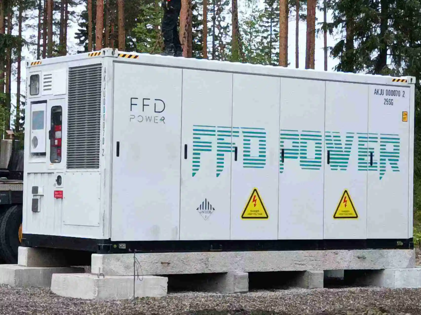 FFD POWER containerisiertes Batterie-Energiespeichersystem (BESS), installiert auf Betonfundamenten an einem bewaldeten Standort in Finnland, Teil eines 27,5 MW / 55 MWh netzseitigen Lastspitzenkappungs- und Frequenzregelungsprojekts.